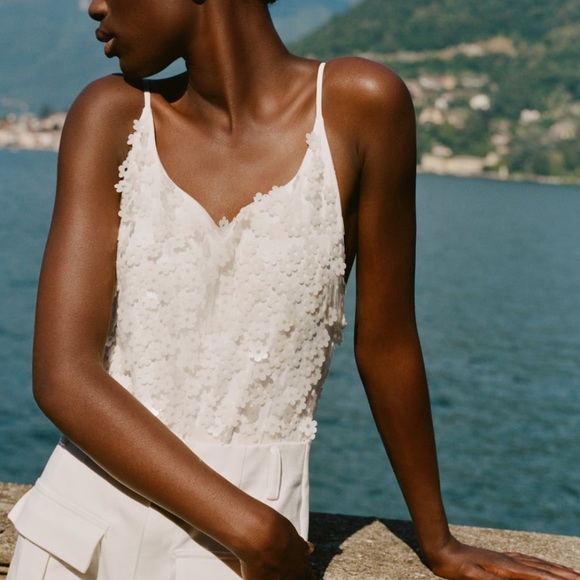 Zara Tops - Zara 3D plastic Daisies sequins appliqué off white bodysuit